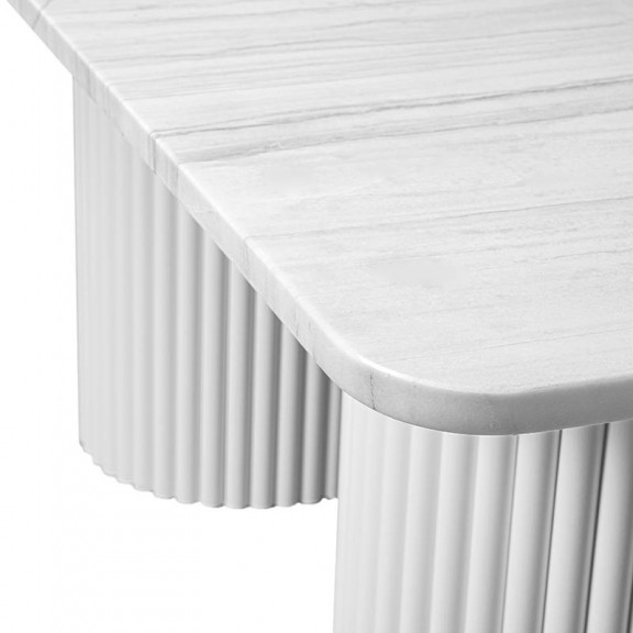 Marmurowy stół z białym blatem