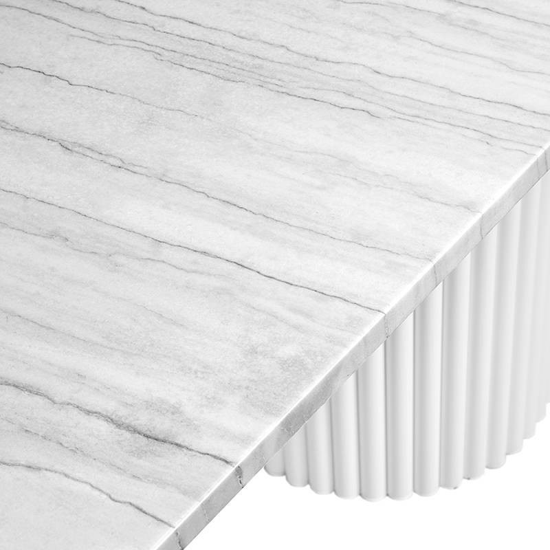Marmurowy stół z białym blatem