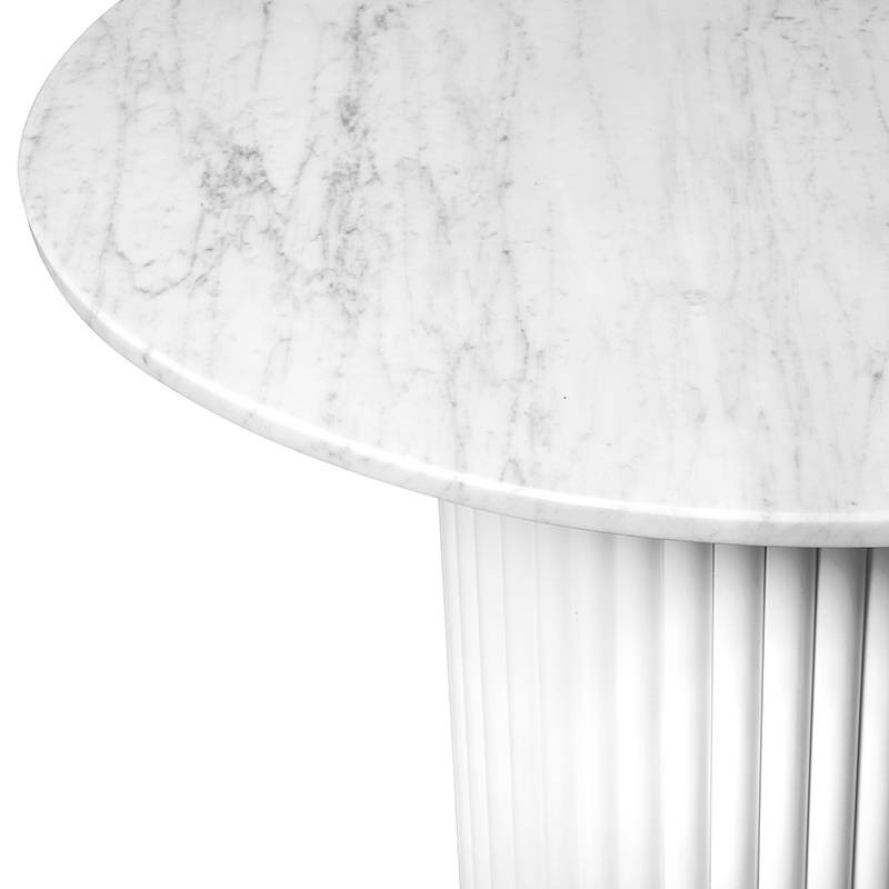 Marmurowy stolik z białym blatem